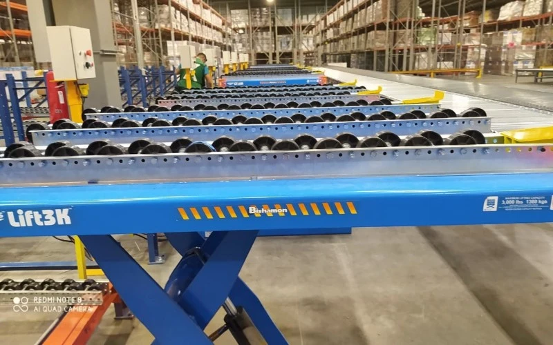 Mesa elevadora industrial de tijera en almacén — ConveyorsMX Store Monterrey México